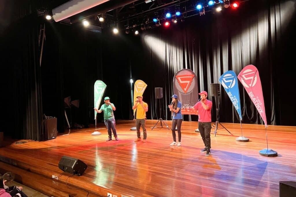 Apresentação de beatbox com músicas infantis em palco de teatro